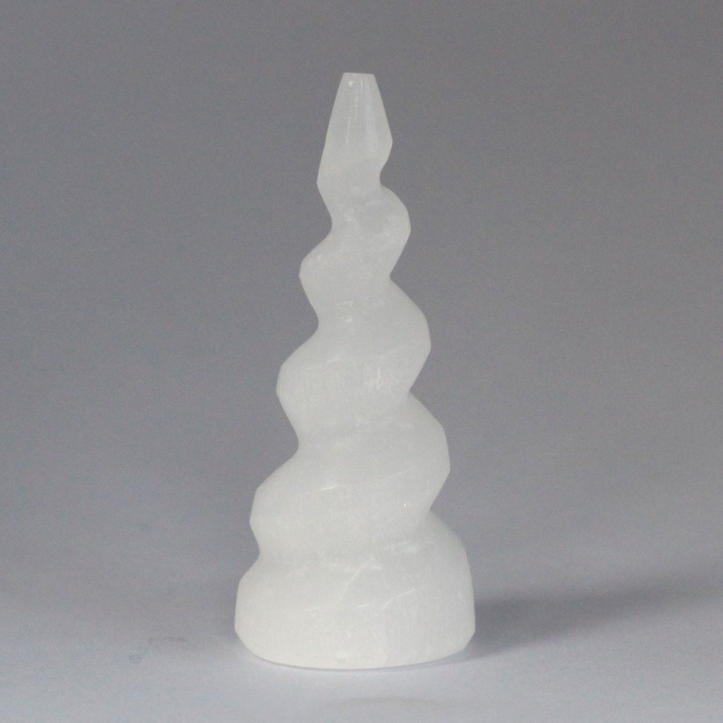 Tour en sélénite — Corne de licorne spiralée · 10 cm