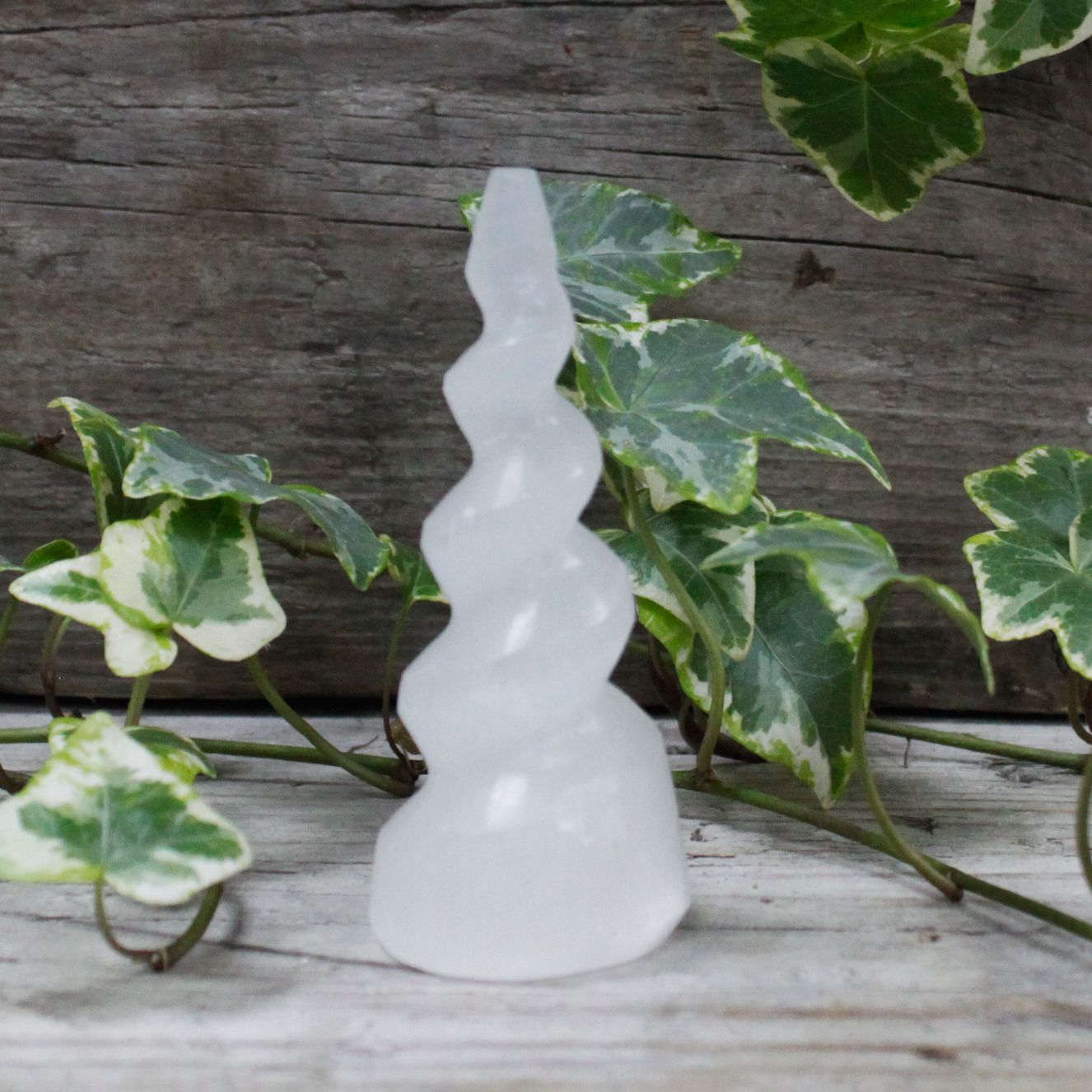Tour en sélénite — Corne de licorne spiralée · 10 cm