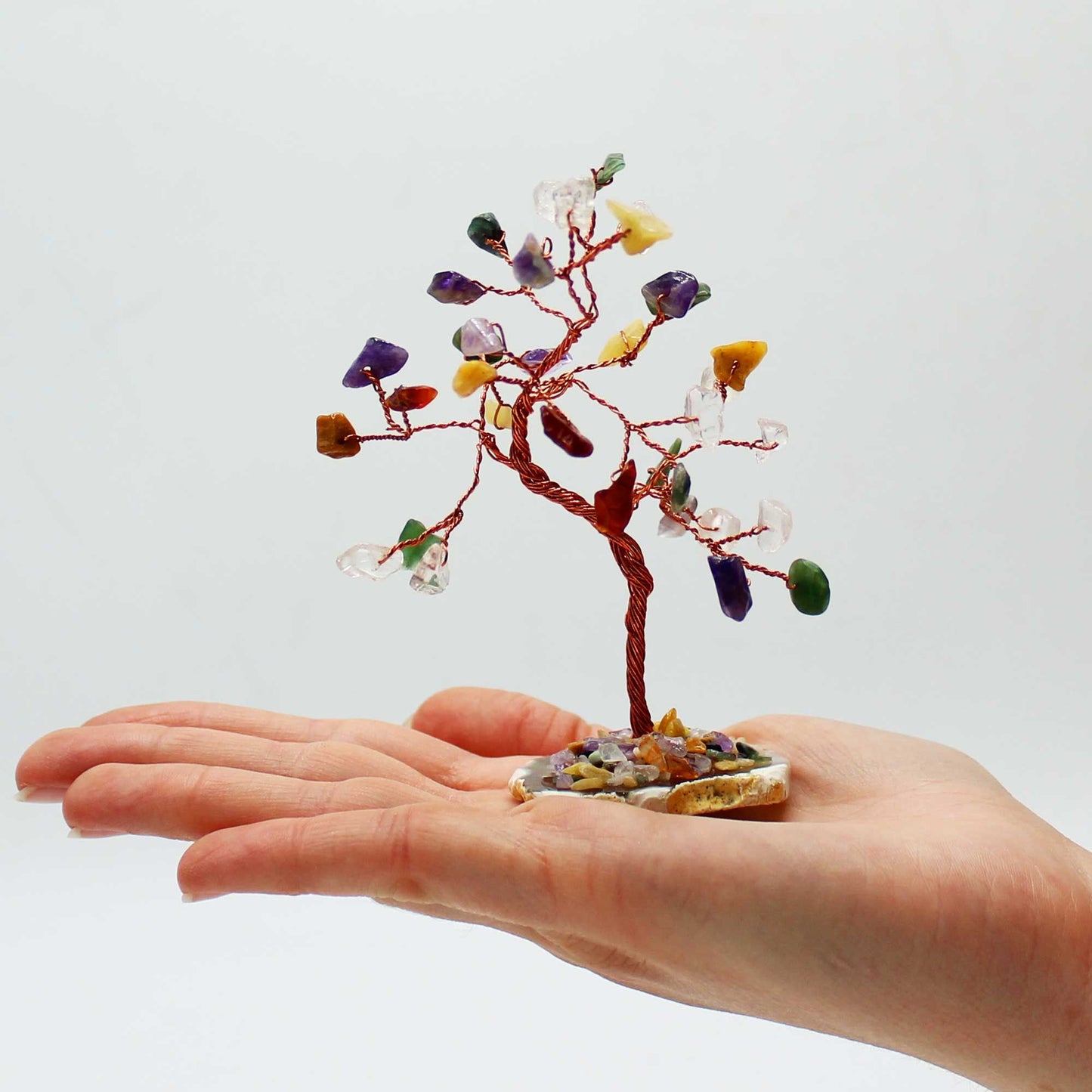 Arbre : pierres assorties sur socle d’agate naturel