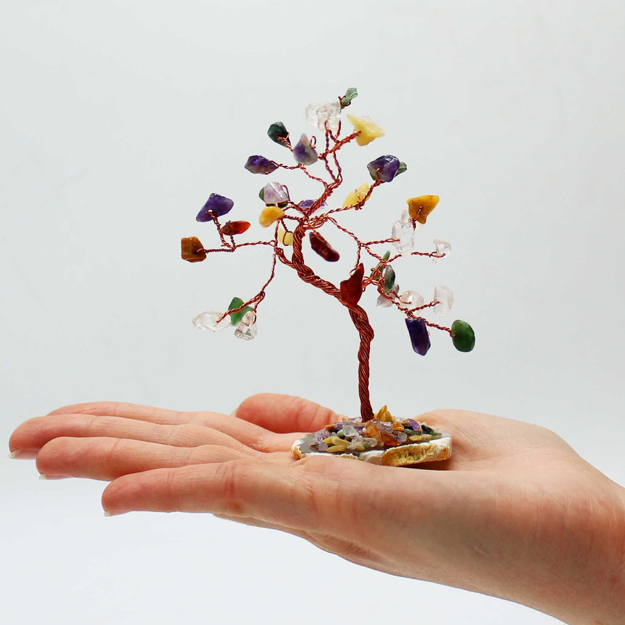 Arbre : pierres assorties sur socle d’agate naturel