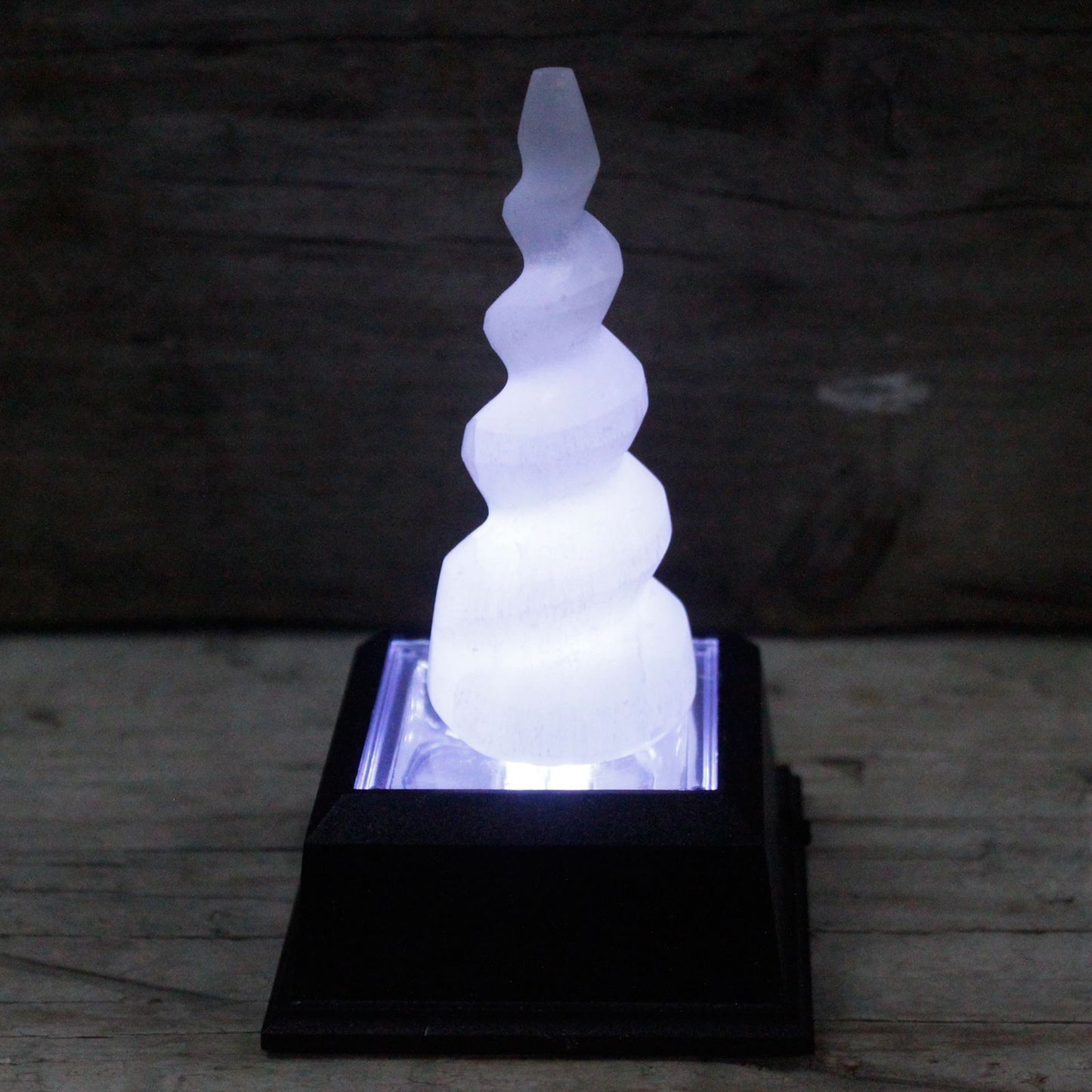Tour en sélénite — Corne de licorne spiralée · 10 cm