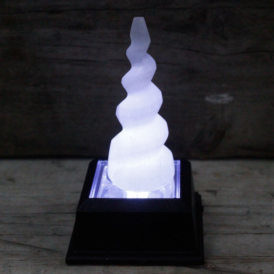 Tour en sélénite — Corne de licorne spiralée · 10 cm
