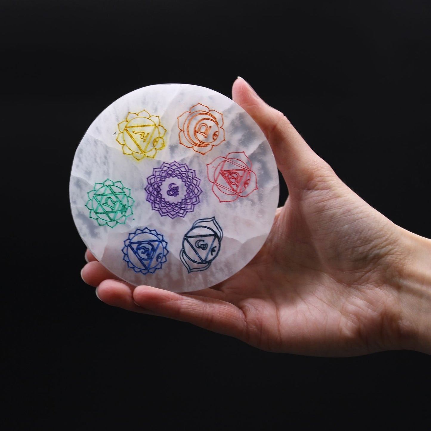 Plaque de charge en sélénite — Motif chakra couleur · 10cm