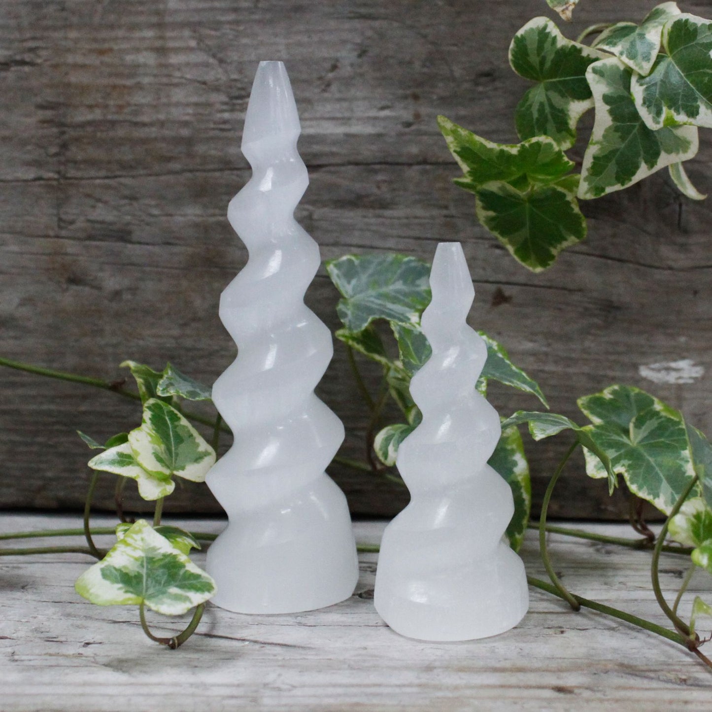 Tour en sélénite — Corne de licorne spiralée · 10 cm