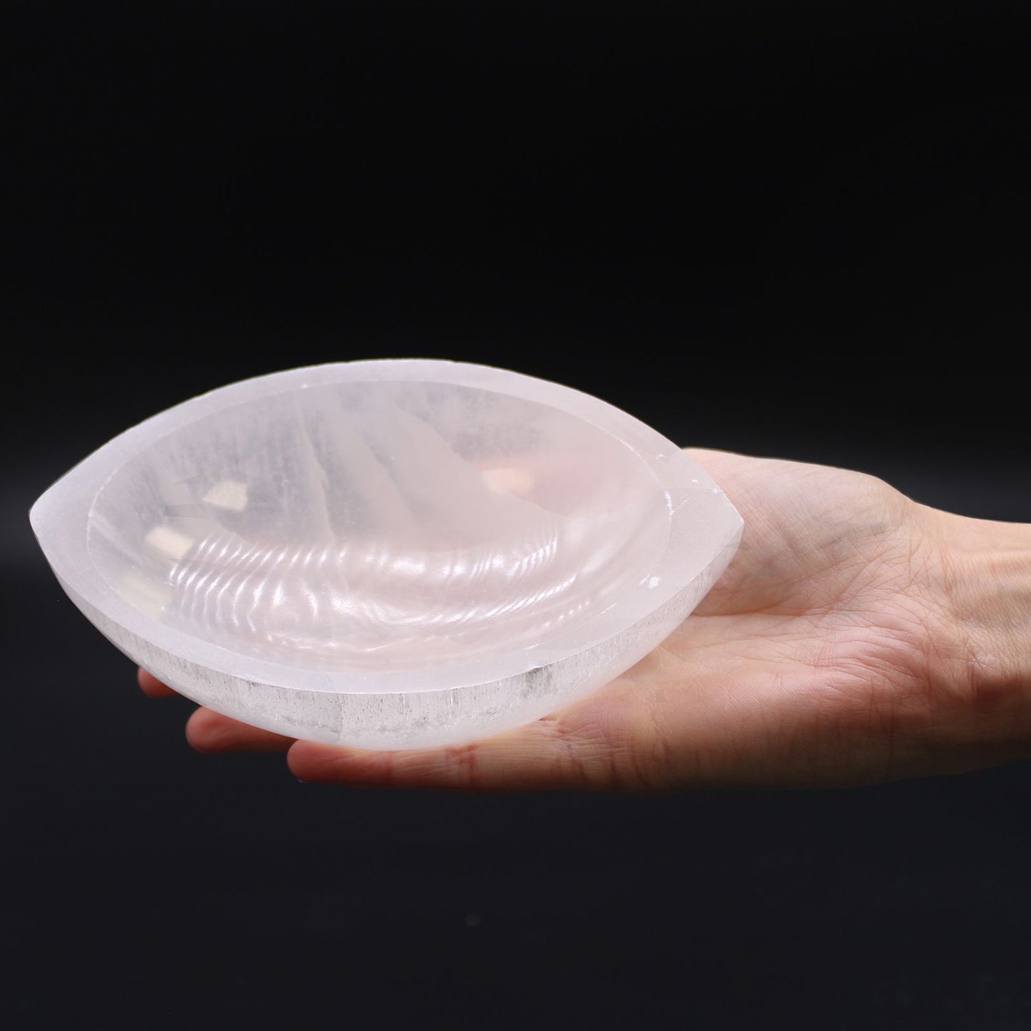 Coupe en forme d’œil en sélénite · 15cm