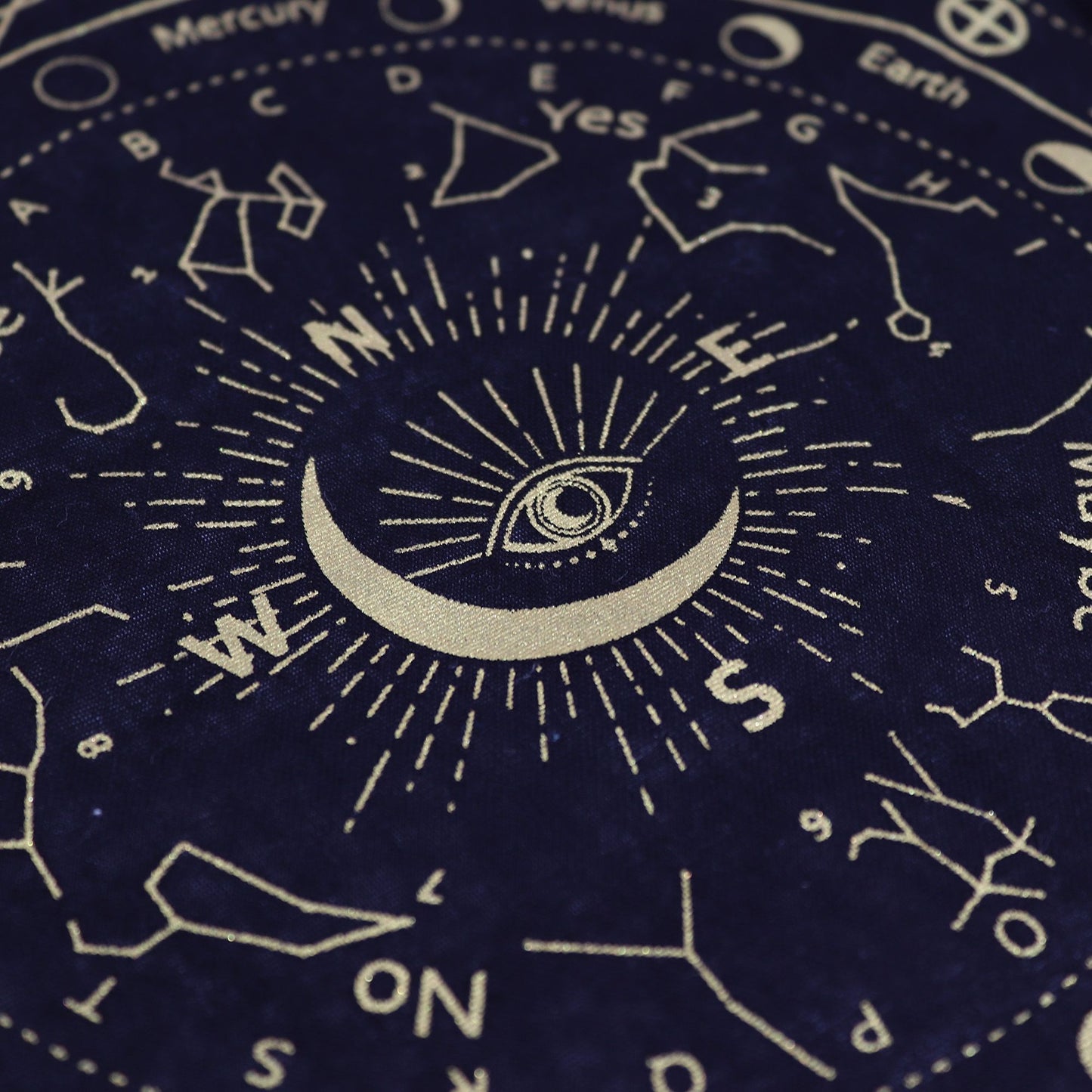 Toile de divination à pendule — L’œil qui voit tout · Noir & doré