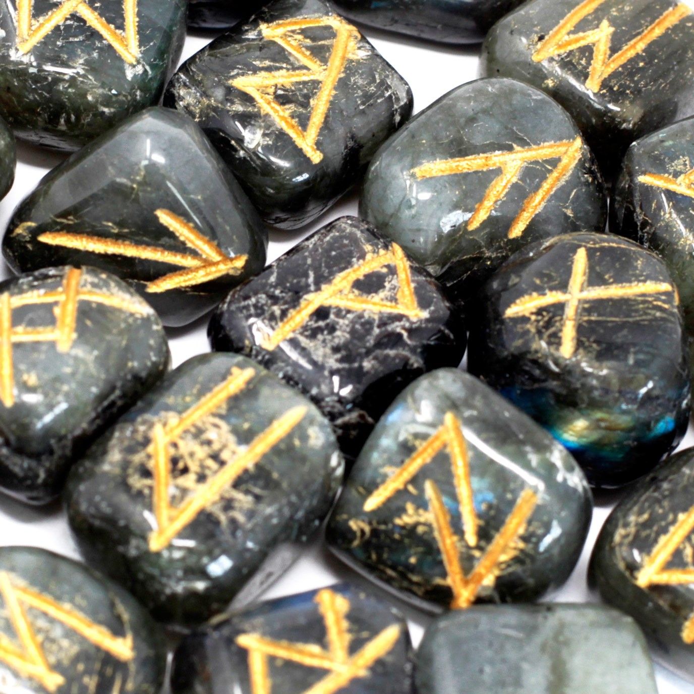 Jeu de runes de l’Inde en pochette — Labradorite