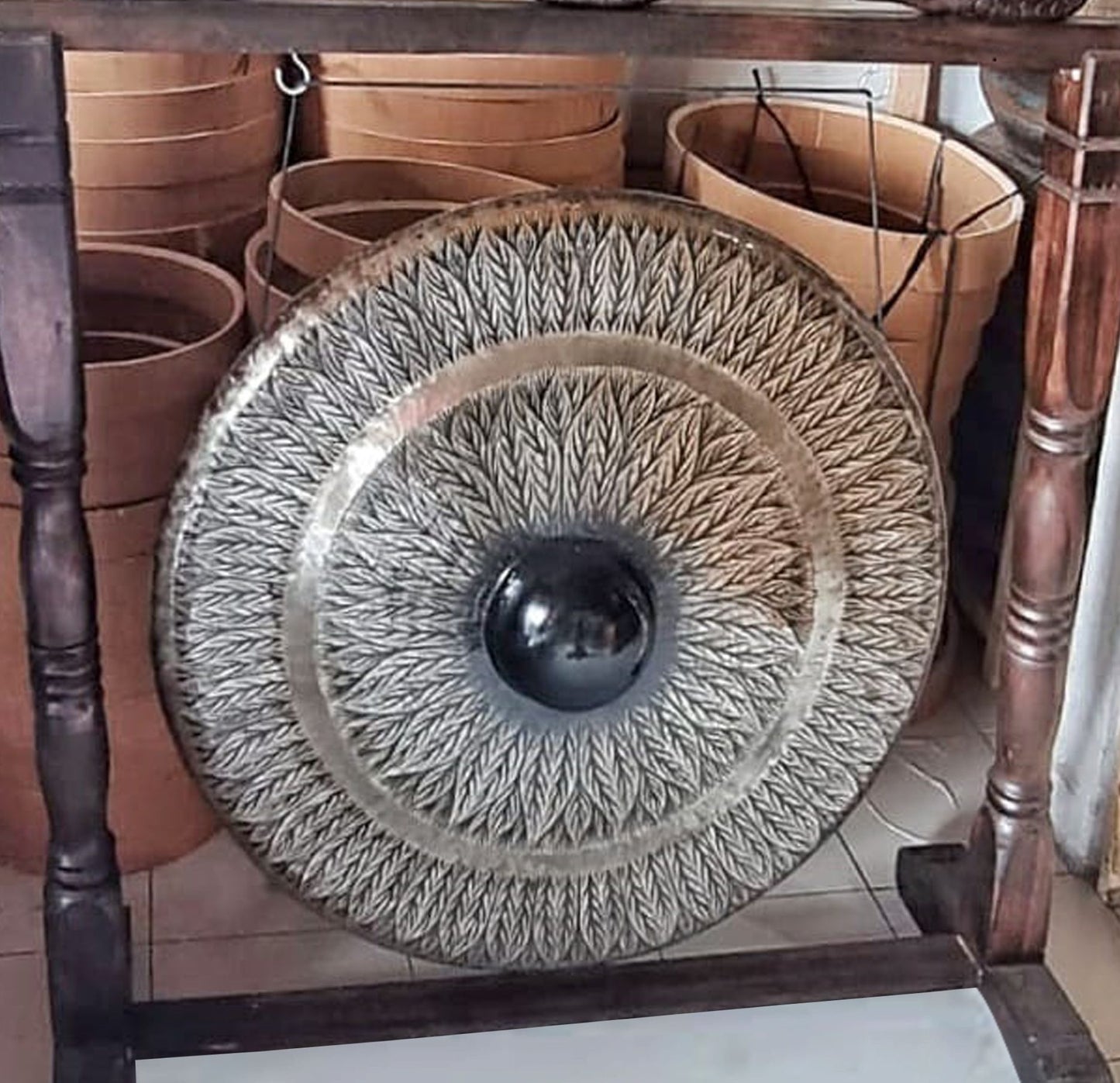Gong de méditation grand format sur socle bois ancien — Noir · 80cm