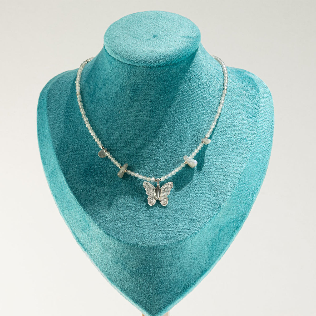 Collier de labradorite, papillon en feuille réelle — vue 4