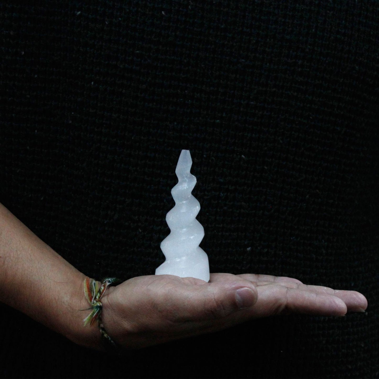 Tour en sélénite — Corne de licorne spiralée · 10 cm