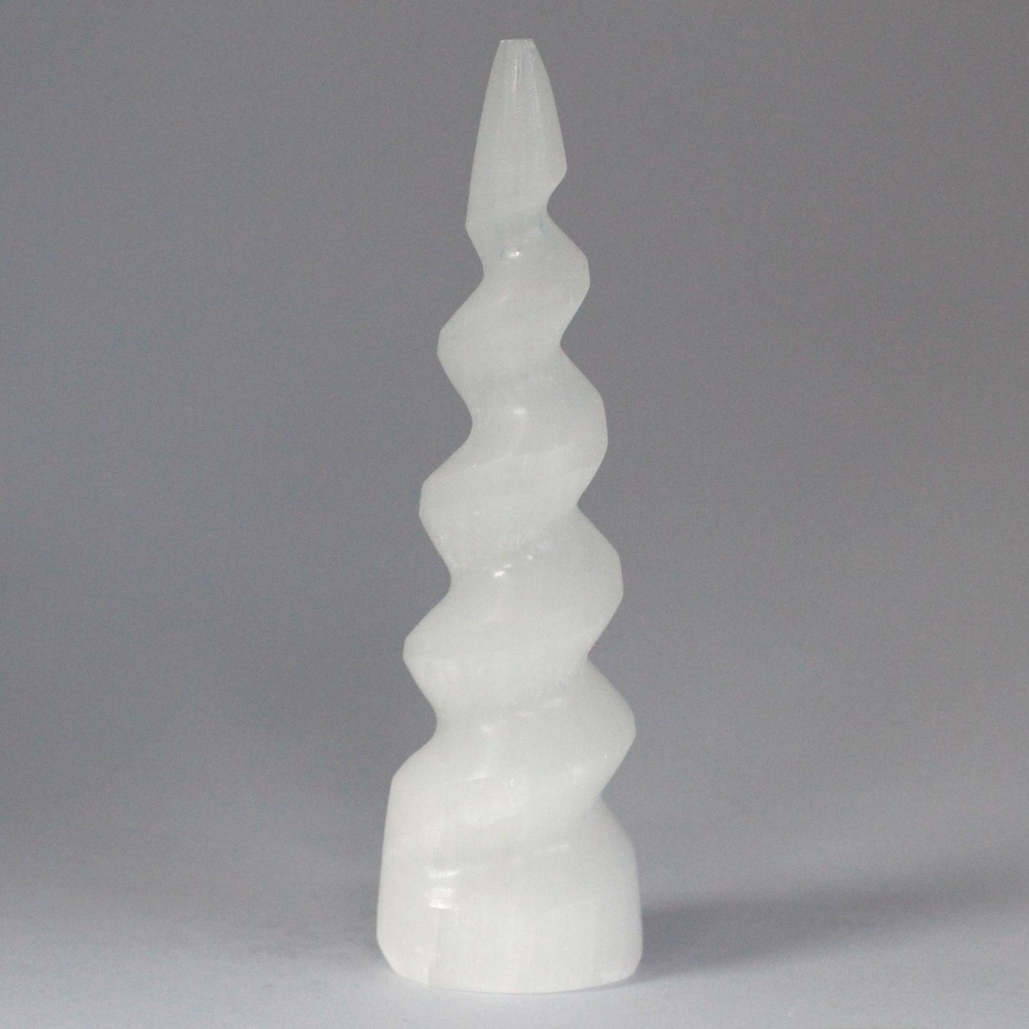Tour en sélénite — Corne de licorne spiralée · 15 cm