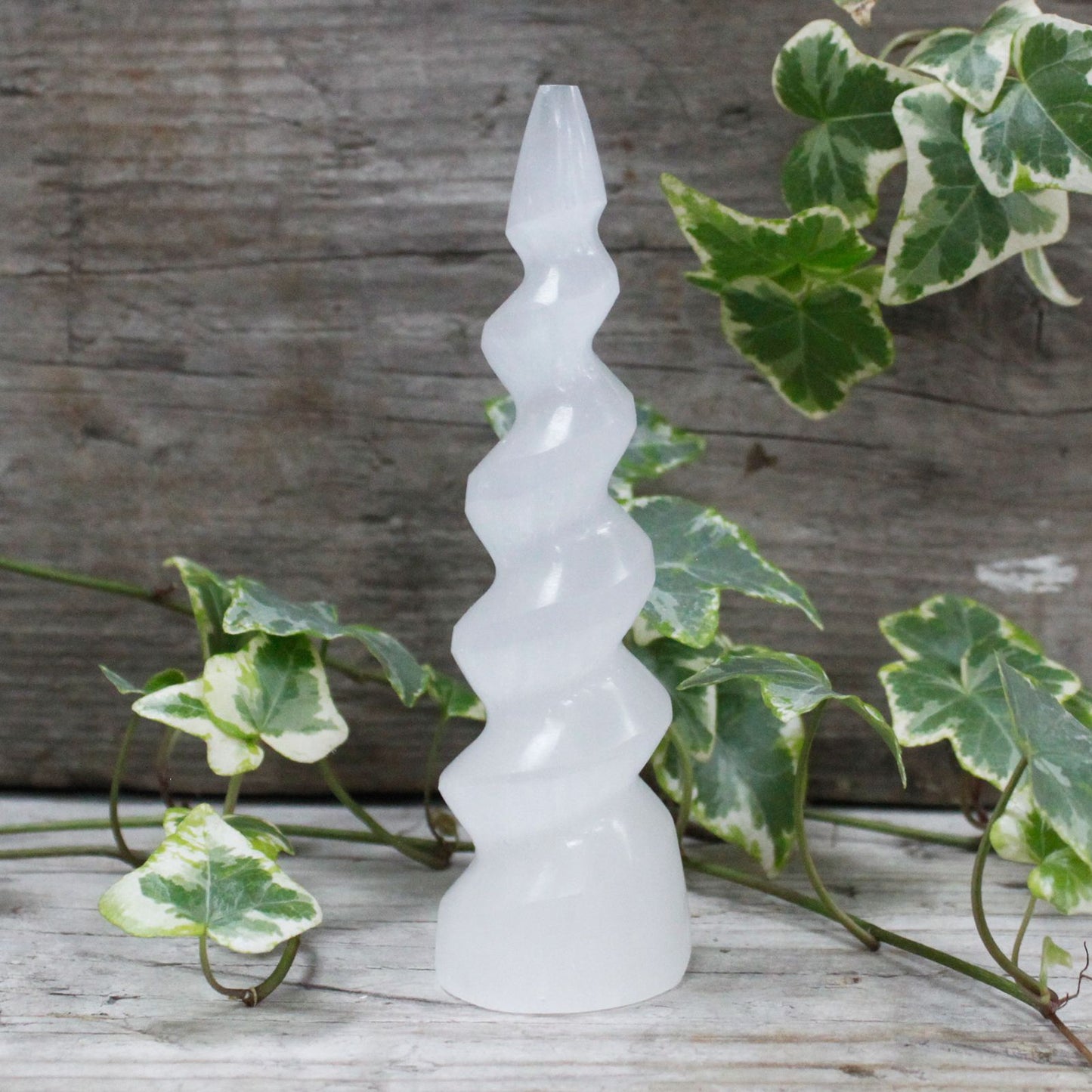 Tour en sélénite — Corne de licorne spiralée · 15 cm