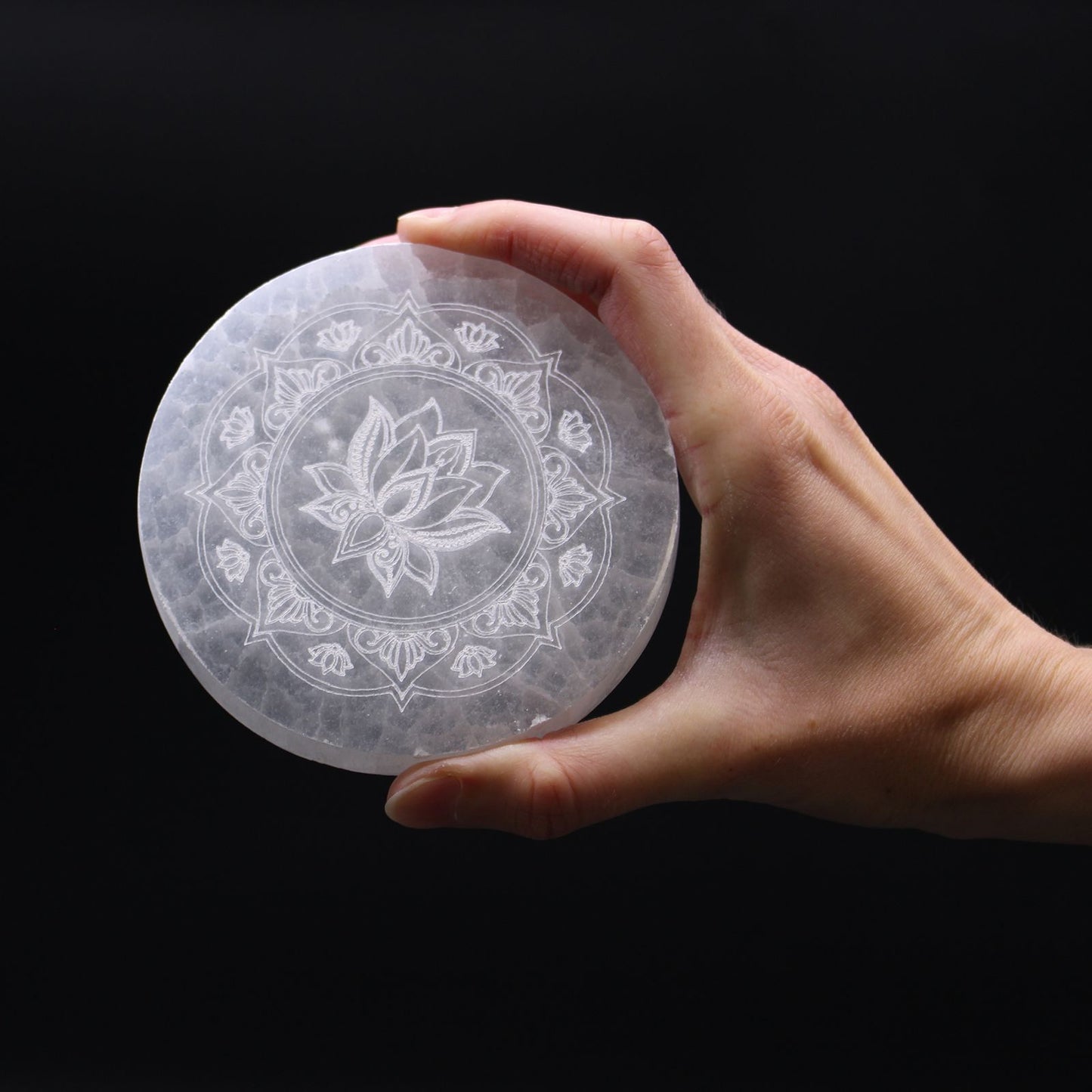 Coupelle de charge en sélénite — Mandala de lotus · 10cm