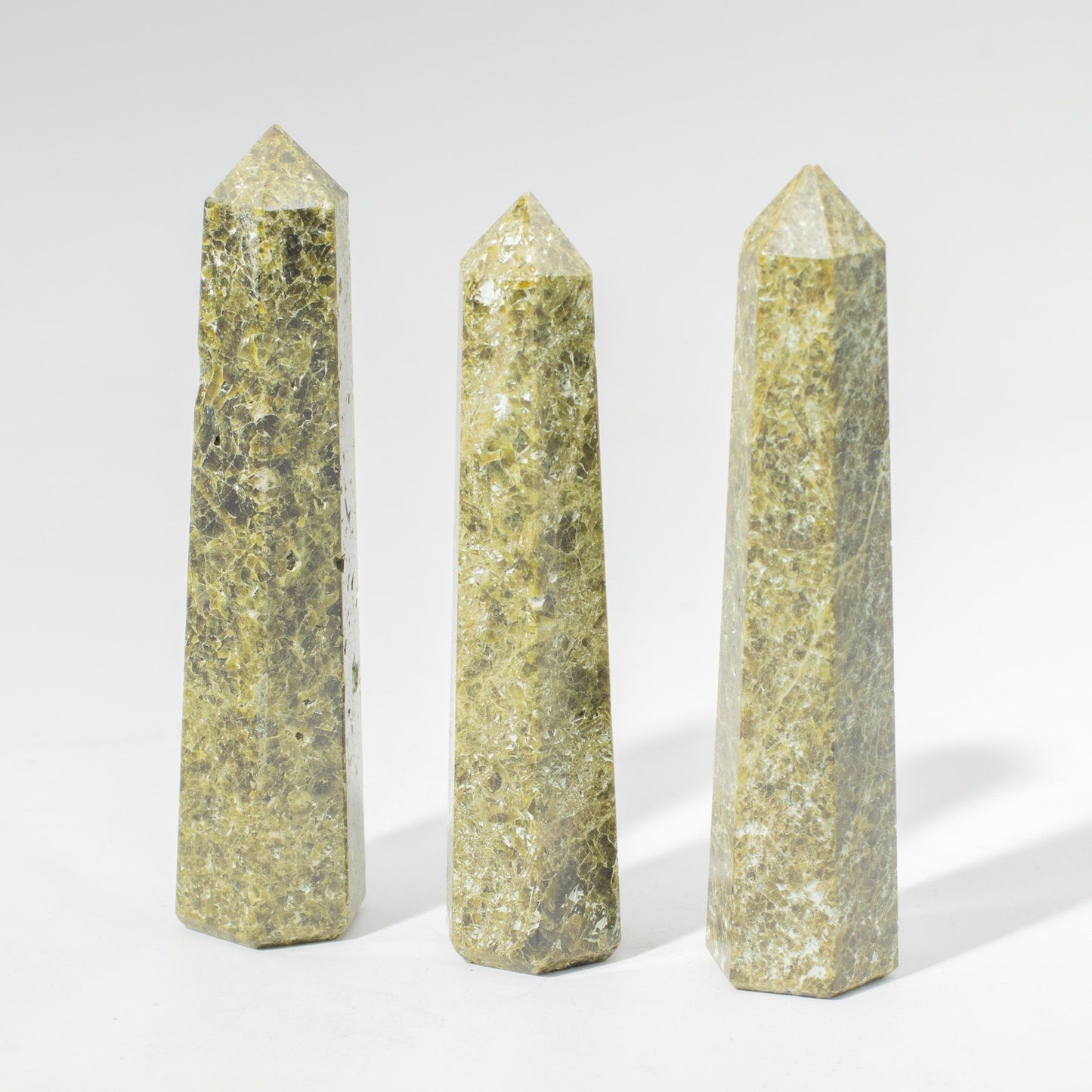 Obélisque à six faces — Épidote · 11 cm