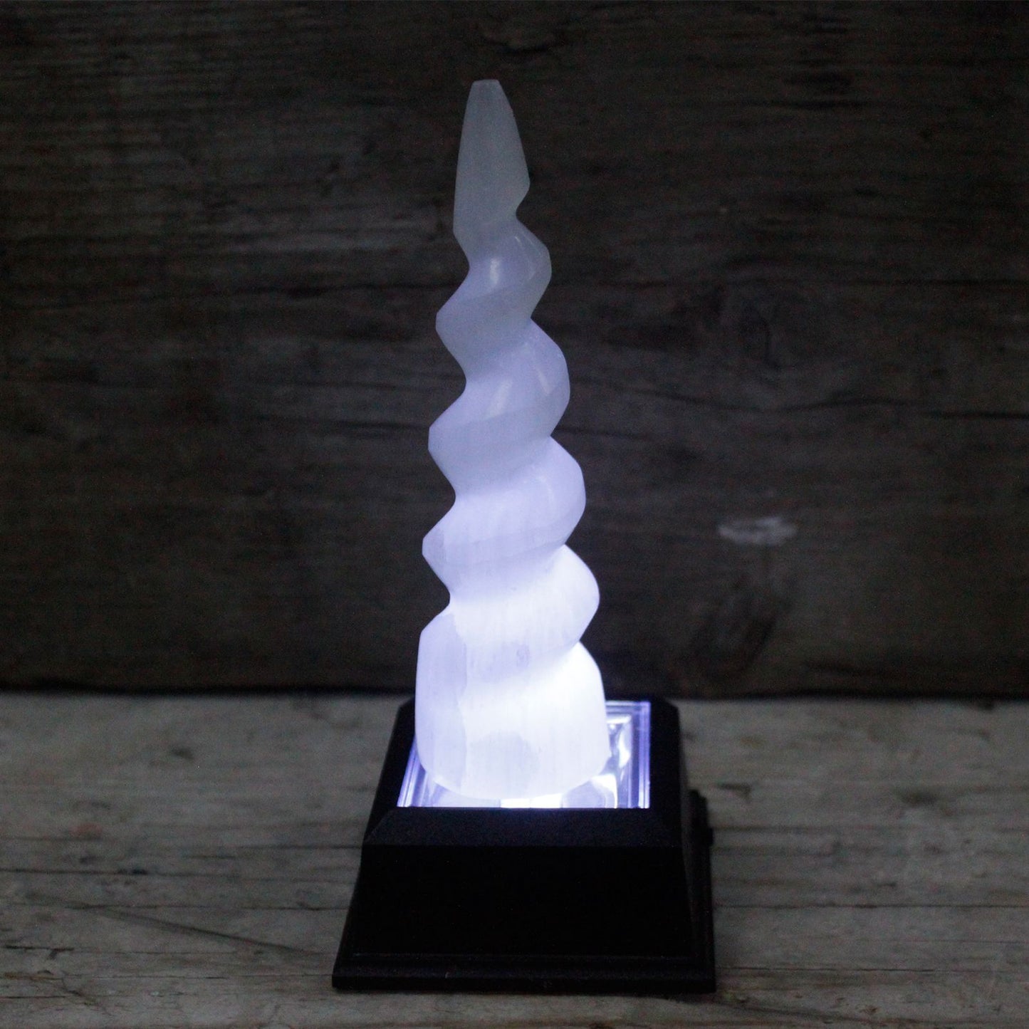 Tour en sélénite — Corne de licorne spiralée · 15 cm