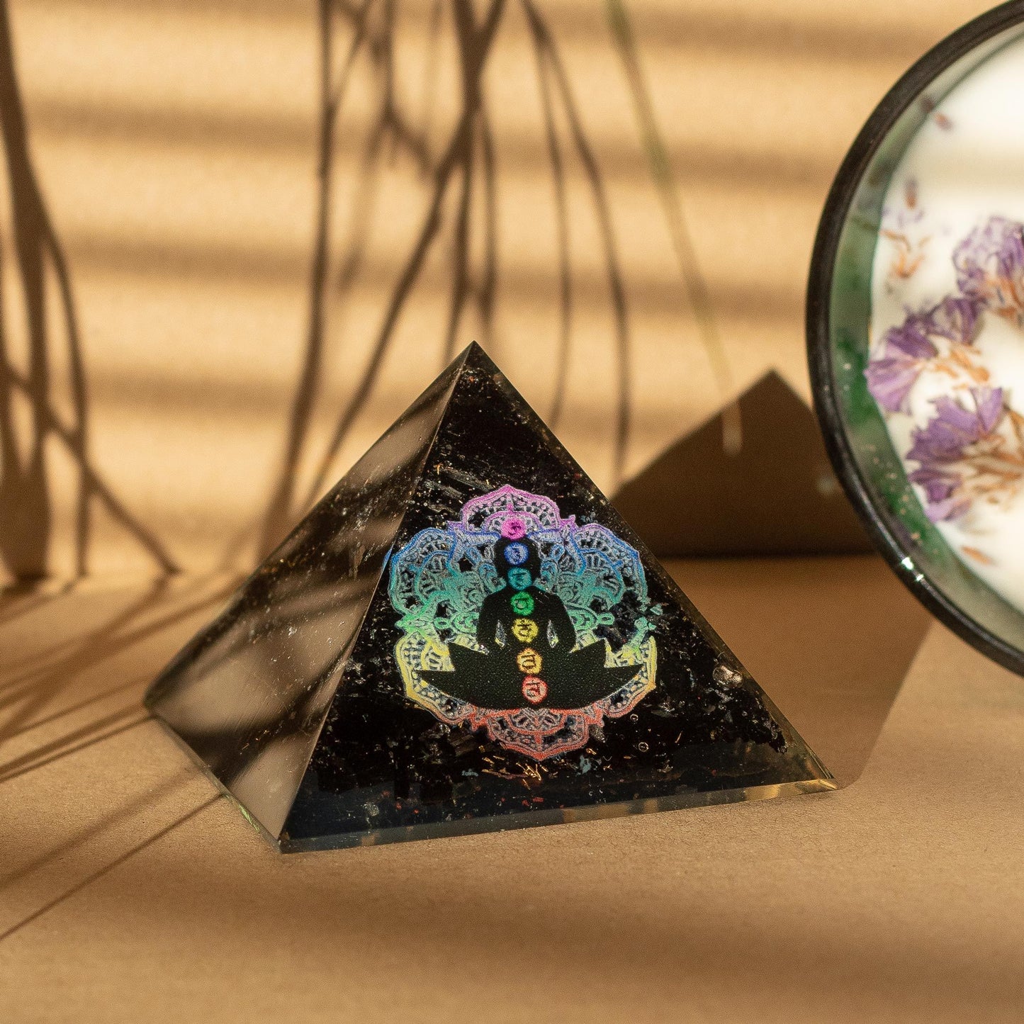Petite pyramide d’orgonite — Chakra du Bouddha · Éclats de tourmaline noire · 5cm