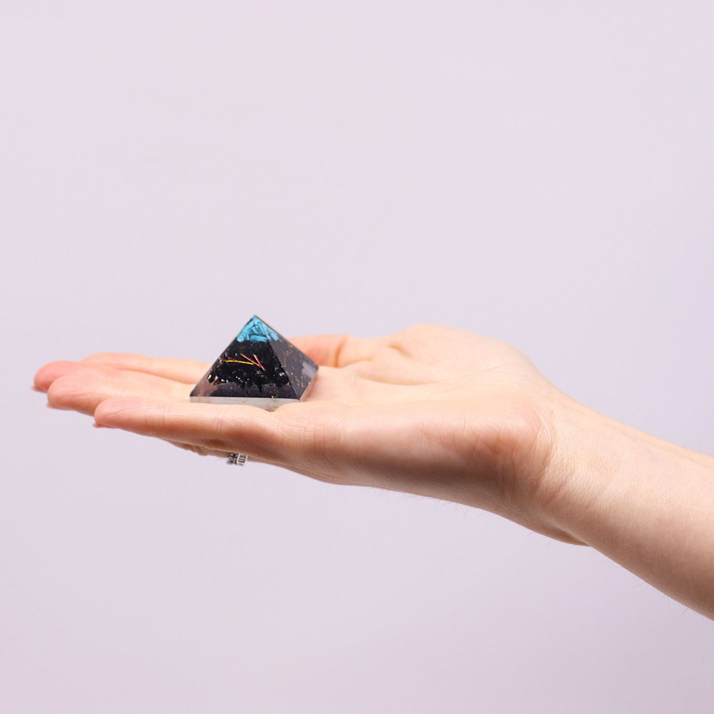 Petite pyramide d’orgonite — Éclats de pierres & cuivre · 25mm