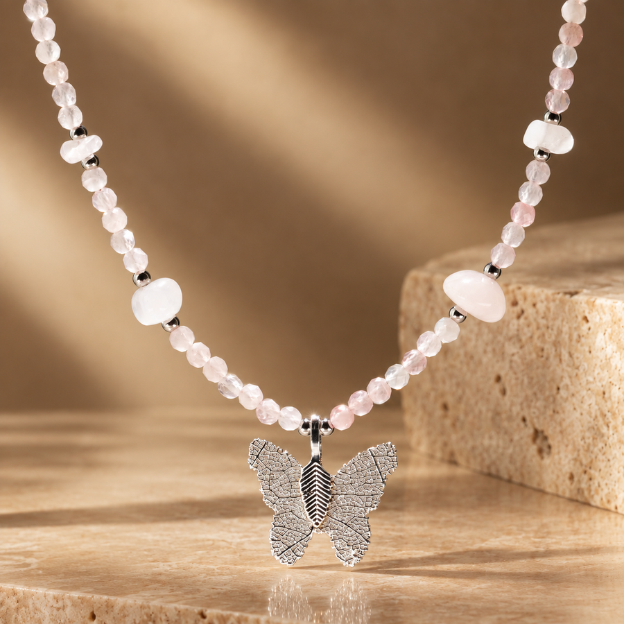 Collier de quartz rose, papillon en feuille réelle