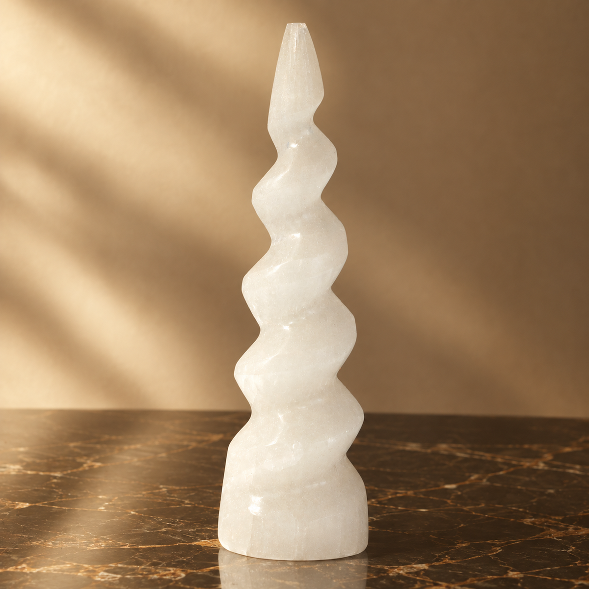 Tour en sélénite corne de licorne spiralée 15 cm