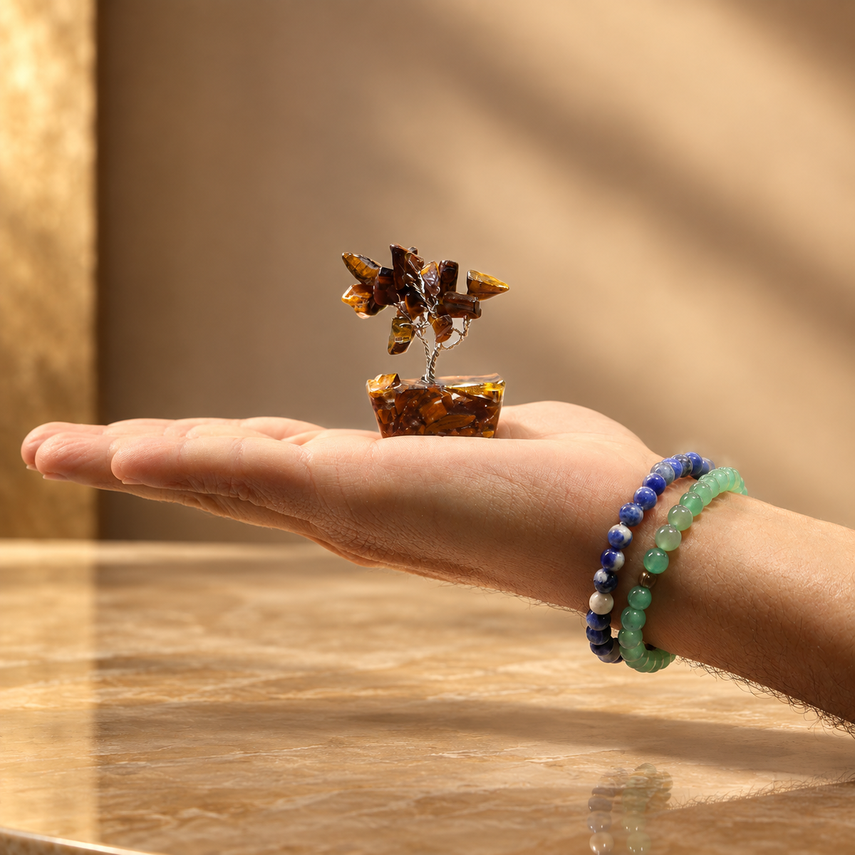 Mini arbre en œil de tigre, socle orgonite, 15 pierres — vue 3