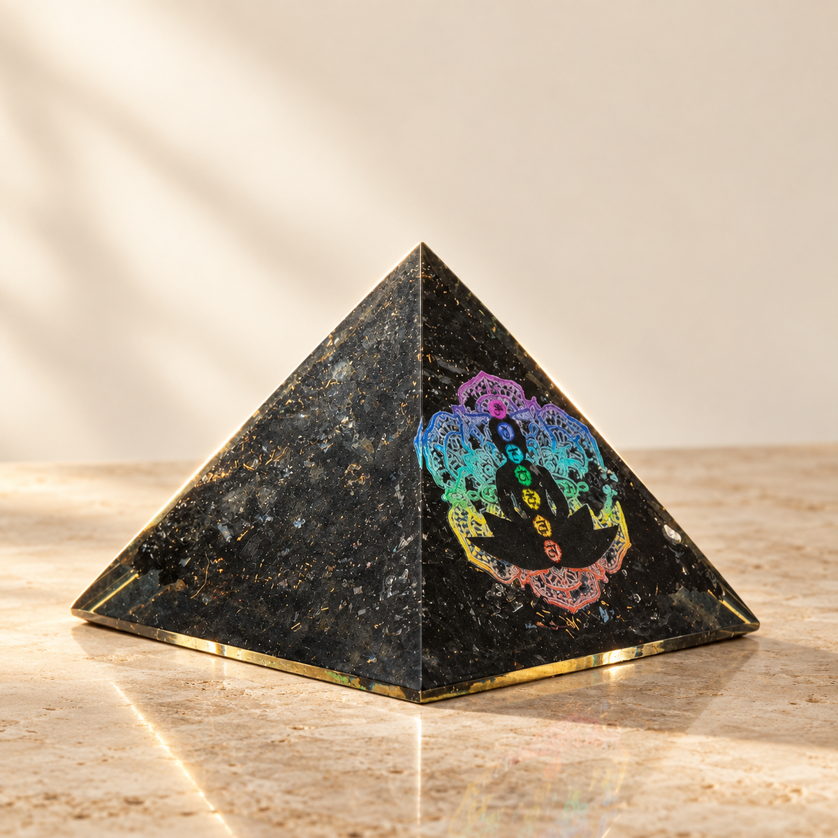 Petite pyramide d’orgonite chakra du Bouddha 5 cm — vue 2