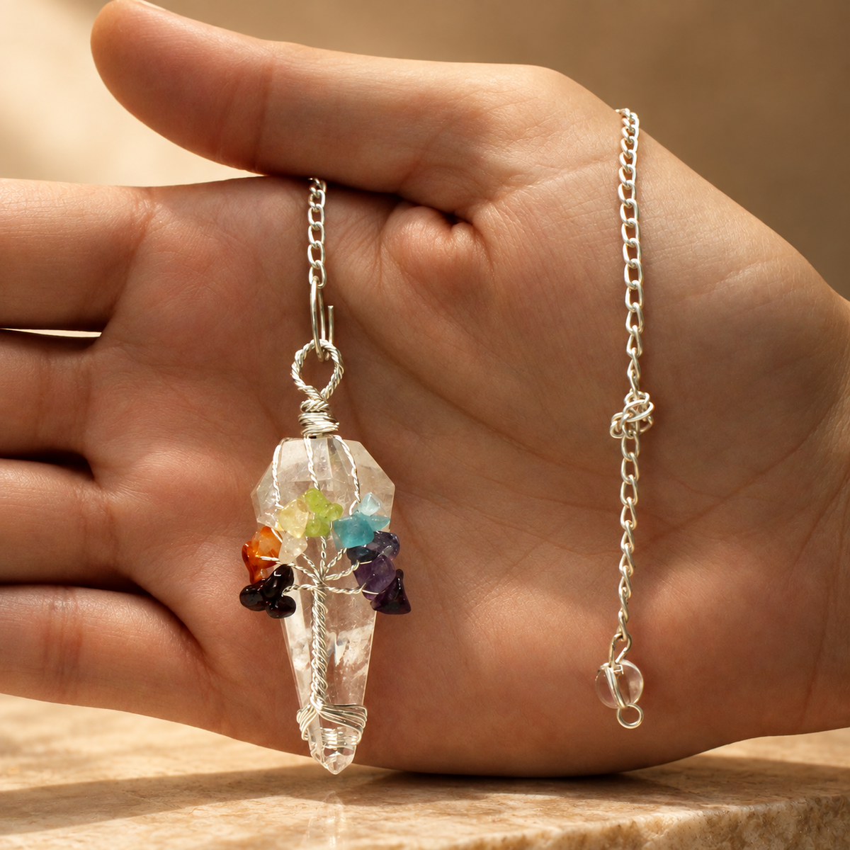 Pendule en cristal de roche sept chakras — vue 3