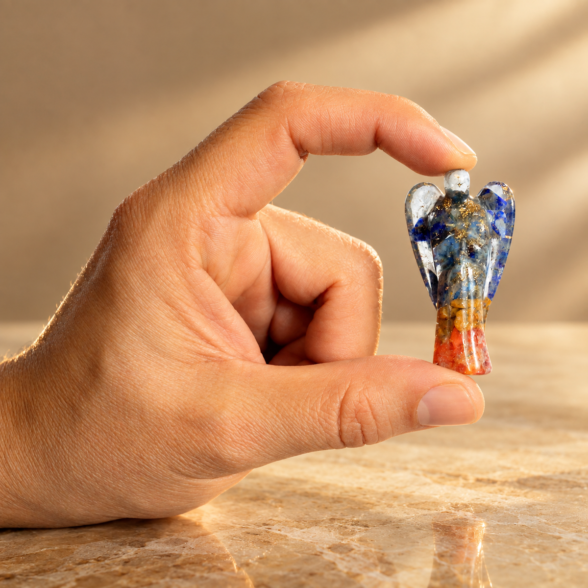 Ange d’orgonite éclats de pierres et cuivre 50 mm — vue 3