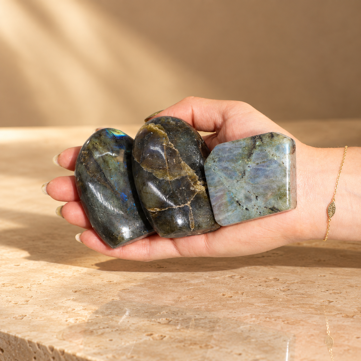 Pierre roulée en labradorite de Madagascar 40 à 60 mm