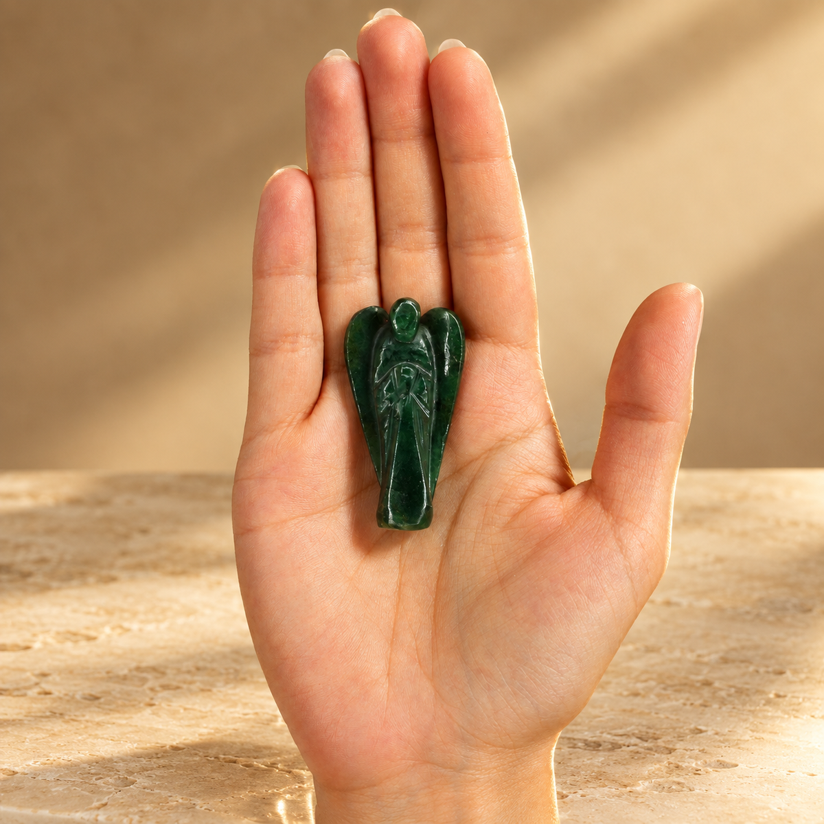 Ange sculpté en aventurine verte — vue 3