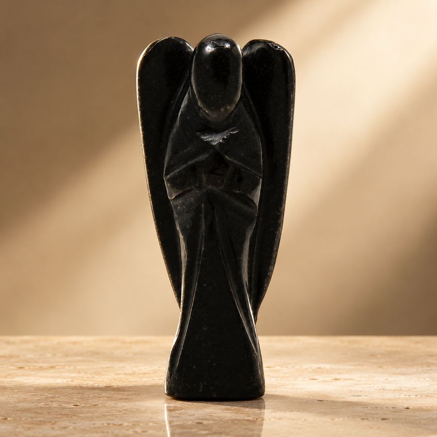 Ange sculpté en agate noire