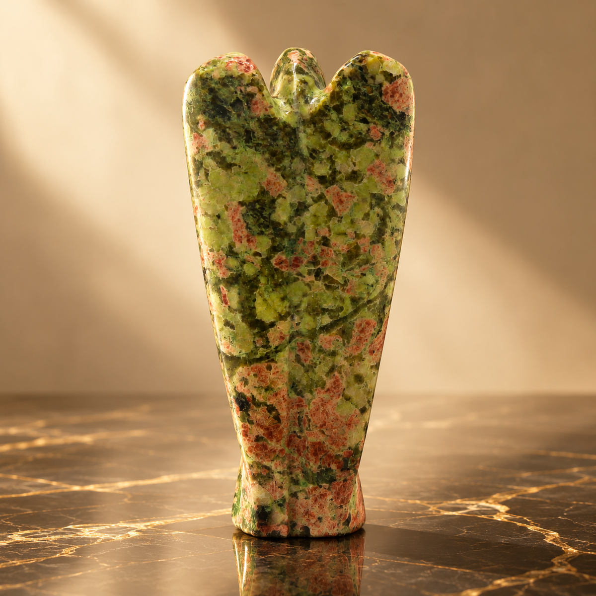 Ange sculpté en unakite — vue 3