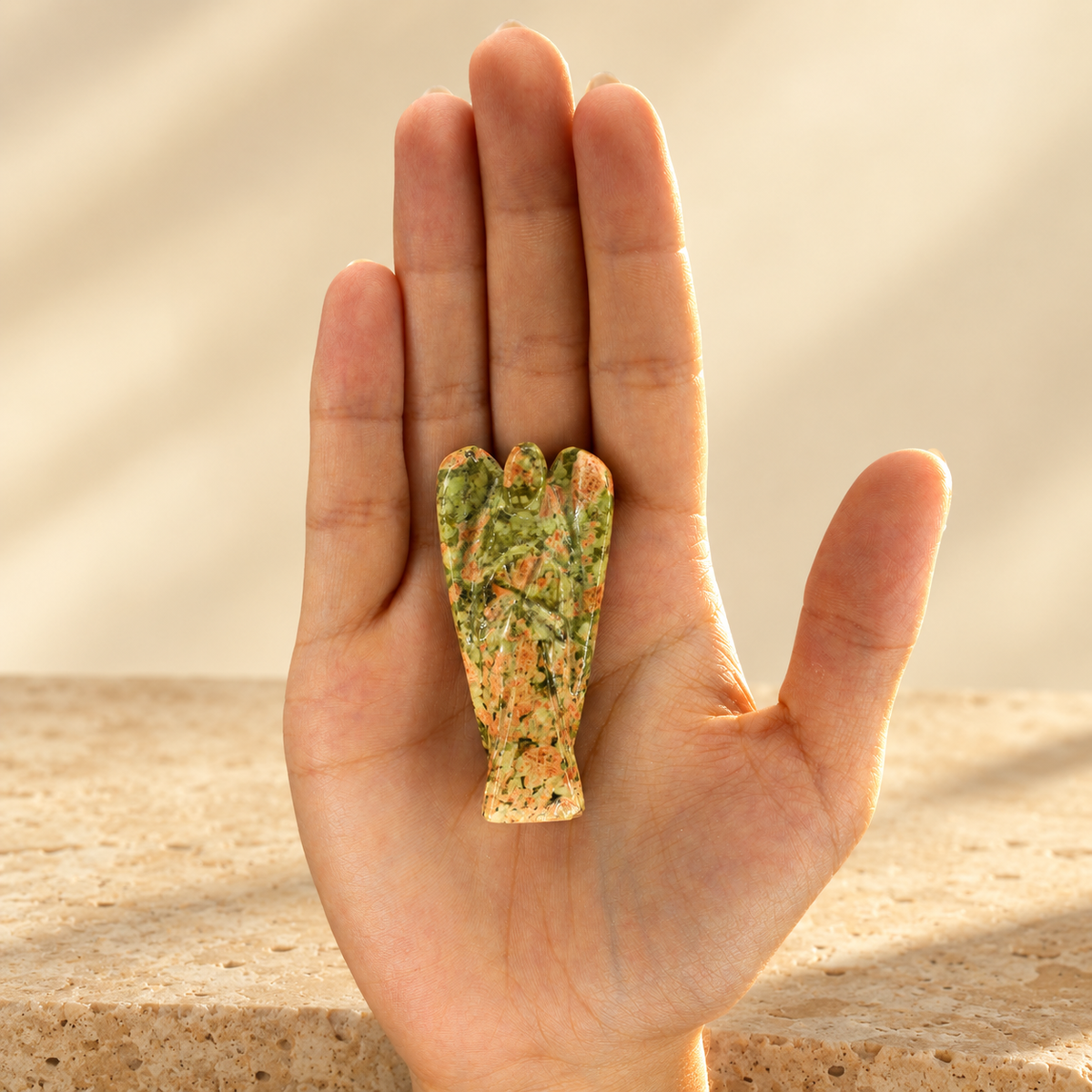 Ange sculpté en unakite — vue 2