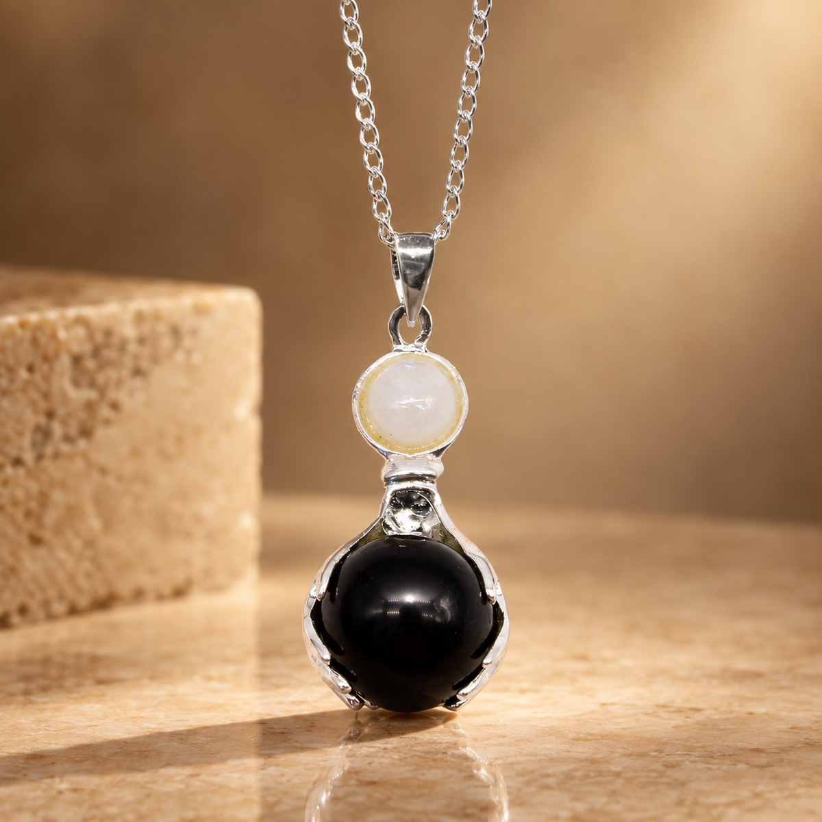 Pendentif mains de soin en agate noire