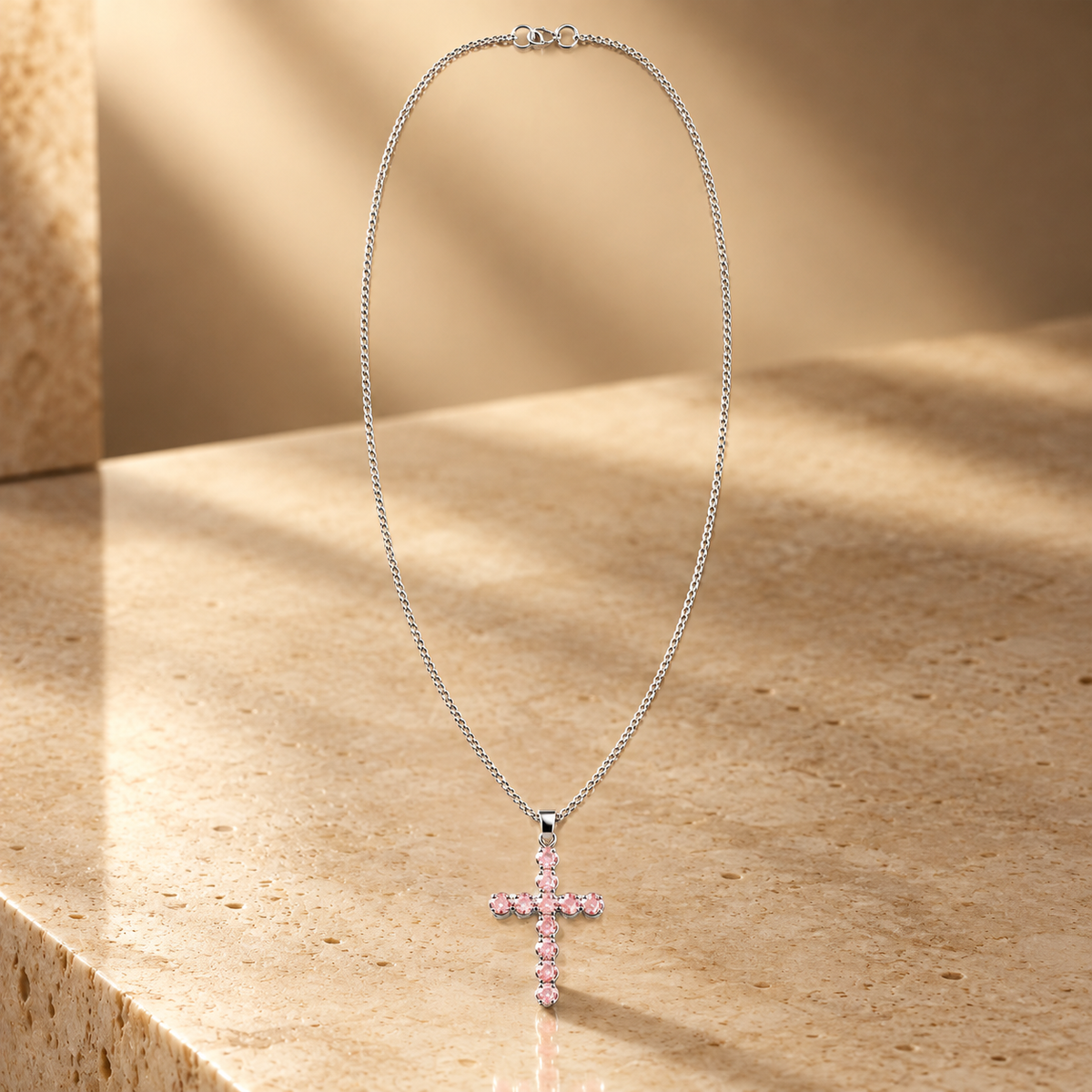 Pendentif croix en quartz rose — vue 3