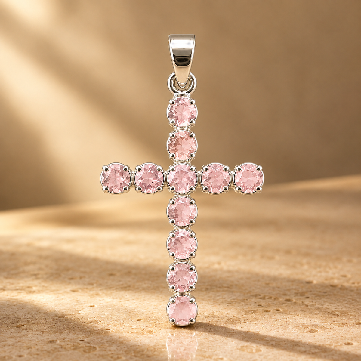 Pendentif croix en quartz rose — vue 2