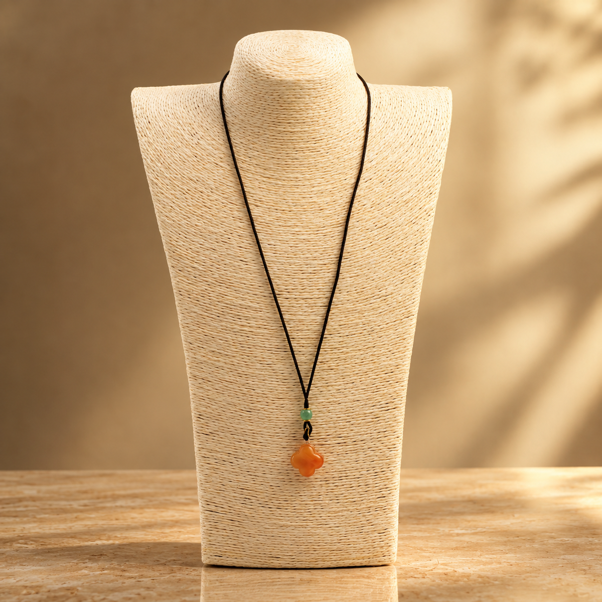 Collier sur cordon, trèfle en jade rouge — vue 2