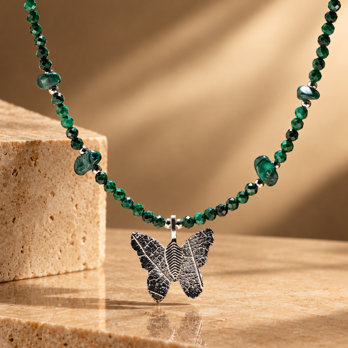 Collier de malachite, papillon en feuille réelle