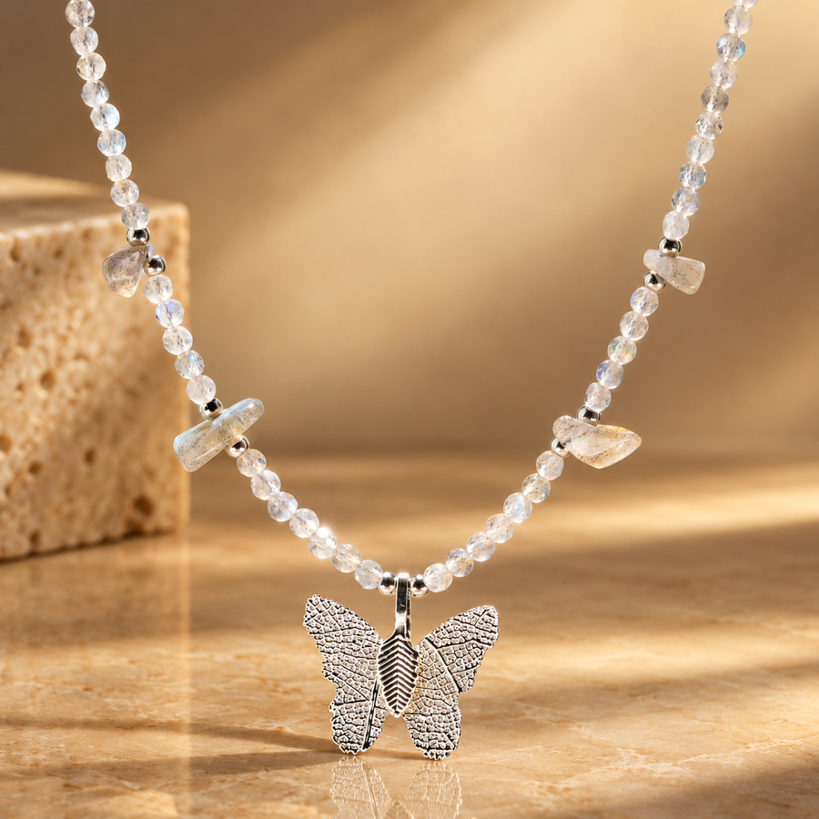 Collier de labradorite, papillon en feuille réelle