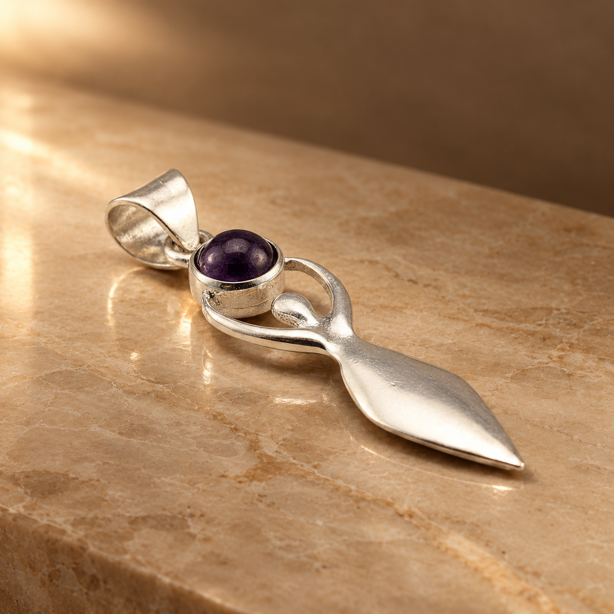 Pendentif déesse et améthyste, plaqué argent