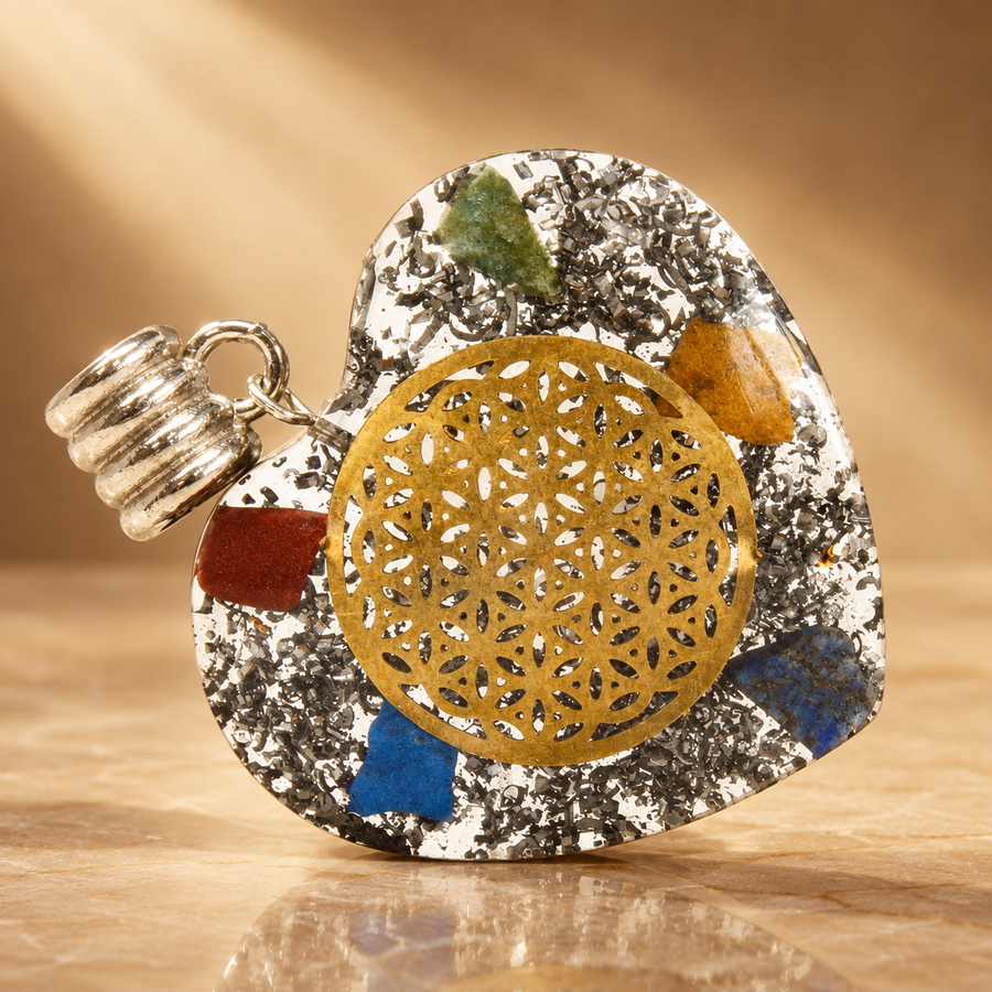 Pendentif en orgonite, cœur aux sept pierres de chakras