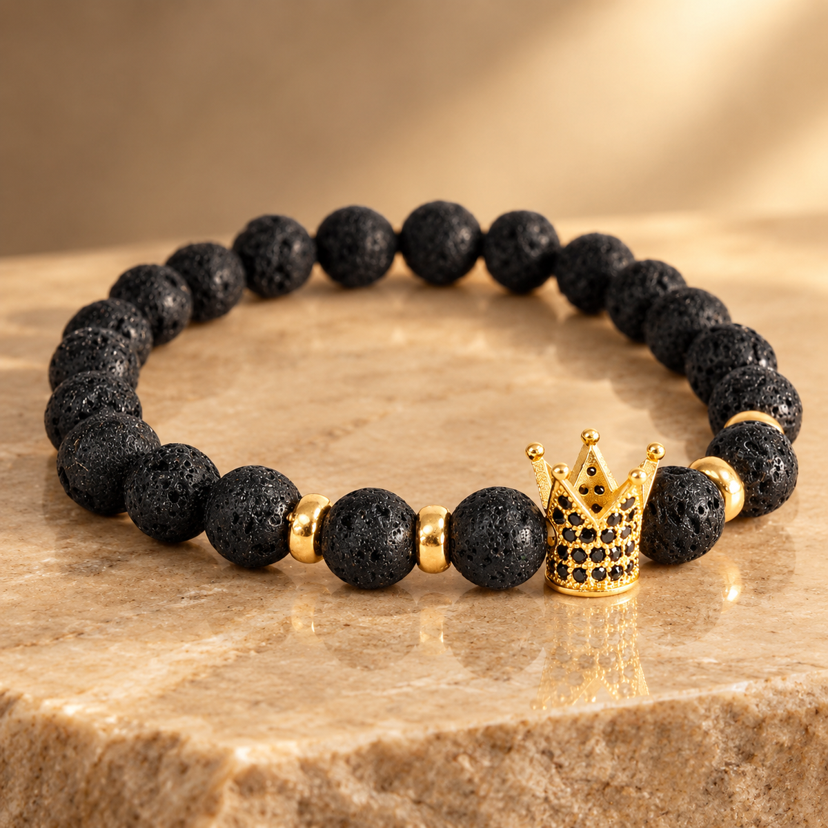 Bracelet en pierre de lave, couronne dorée