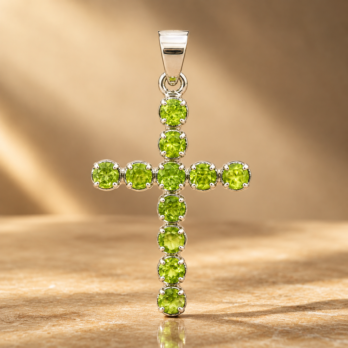 Pendentif croix en péridot, plaqué argent — vue 2