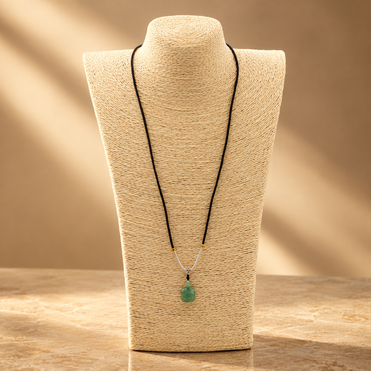 Collier sur cordon, tortue en jade — vue 3