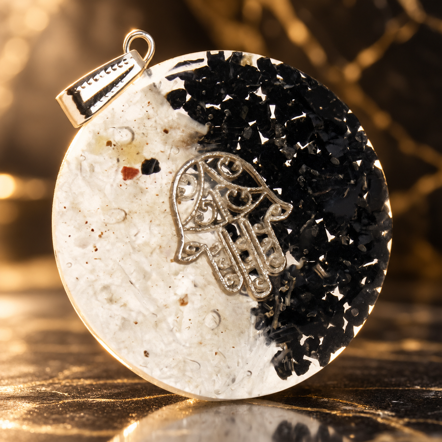 Pendentif en orgonite, main de Fatma, bien et mal