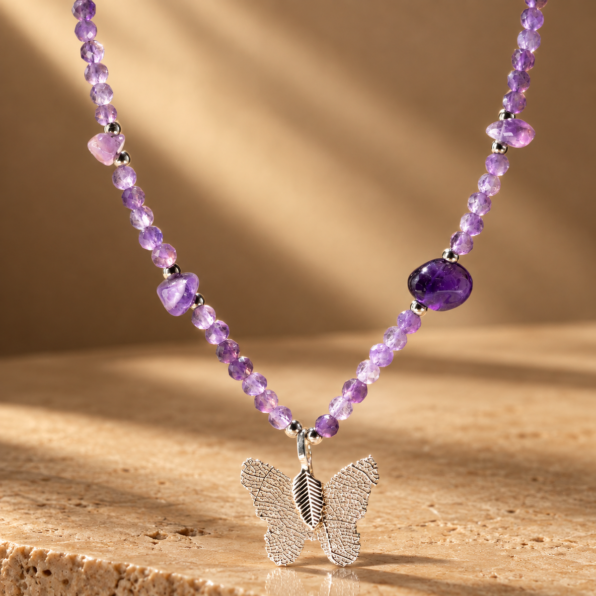 Collier d’améthyste, papillon en feuille réelle