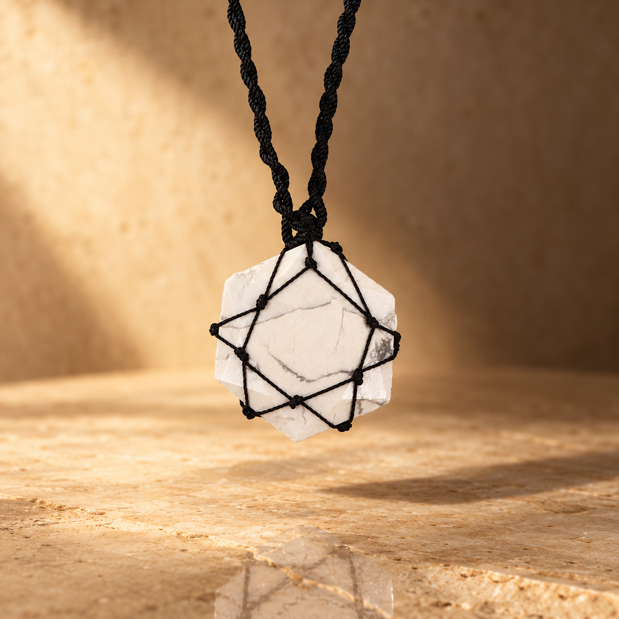 Pendentif hexagone en pierre enlacée, howlite blanche