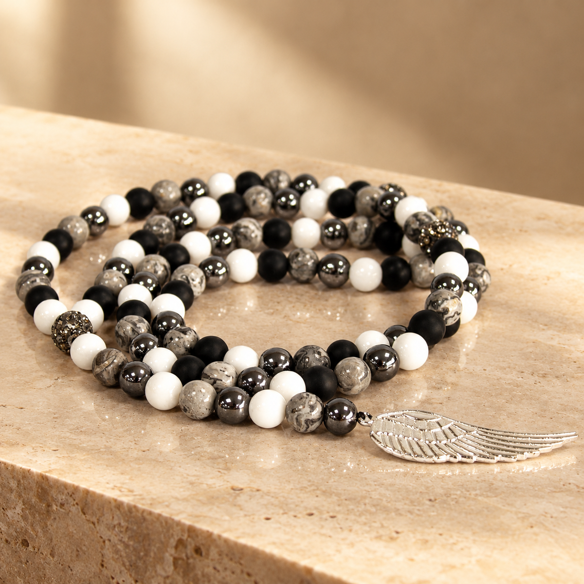 Collier long en agate grise et noire, aile d’ange