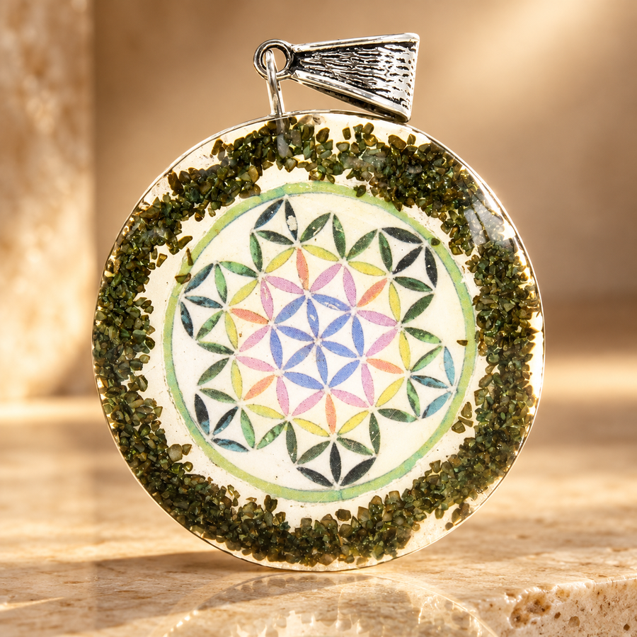 Pendentif en orgonite, mandala de pierre verte