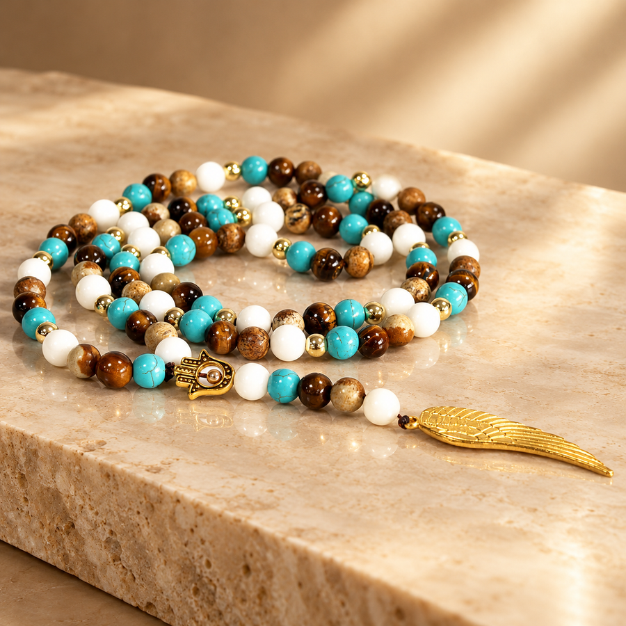 Collier long de perles de pierre, aile d’ange dorée