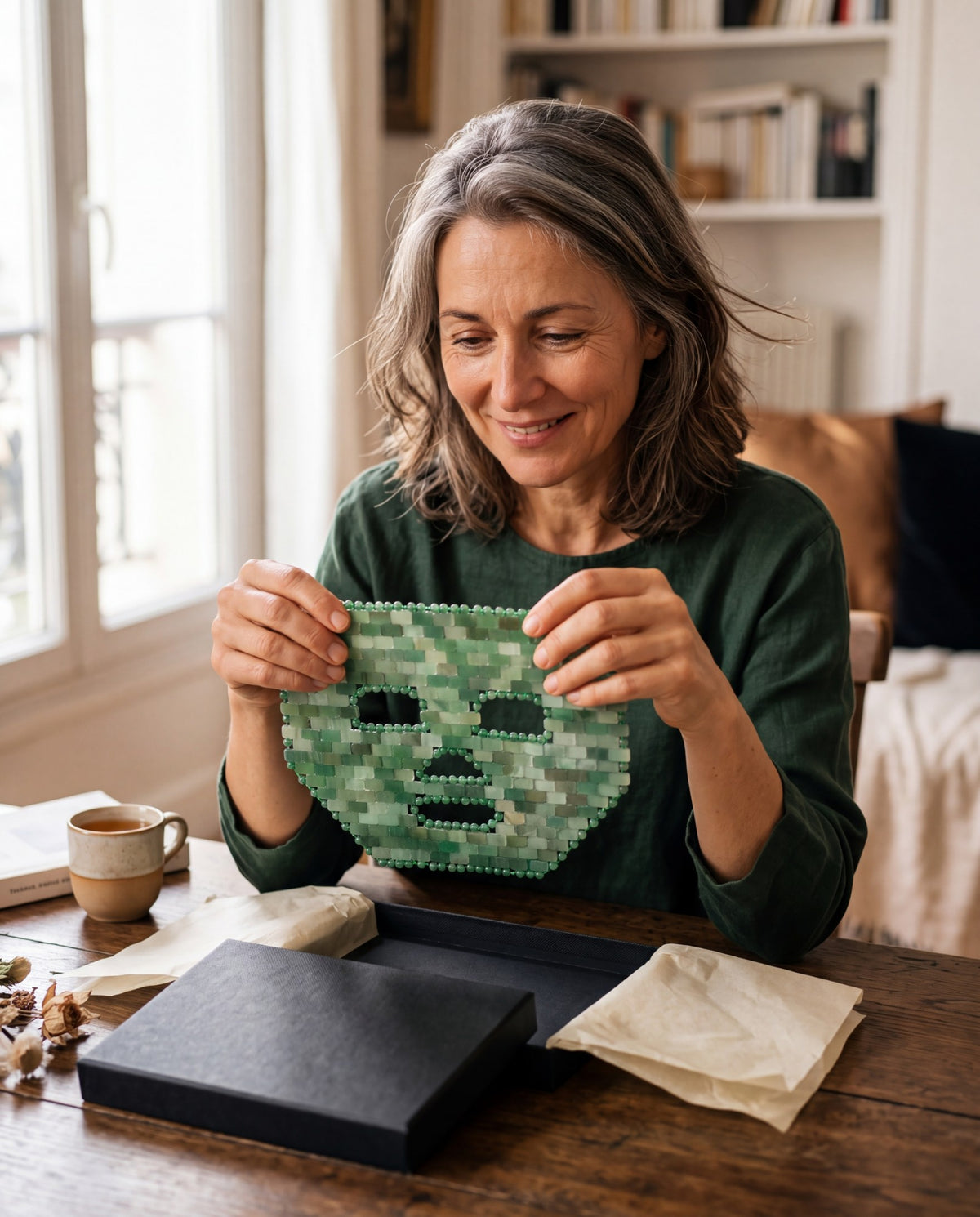Femme déballant un masque de visage en aventurine verte